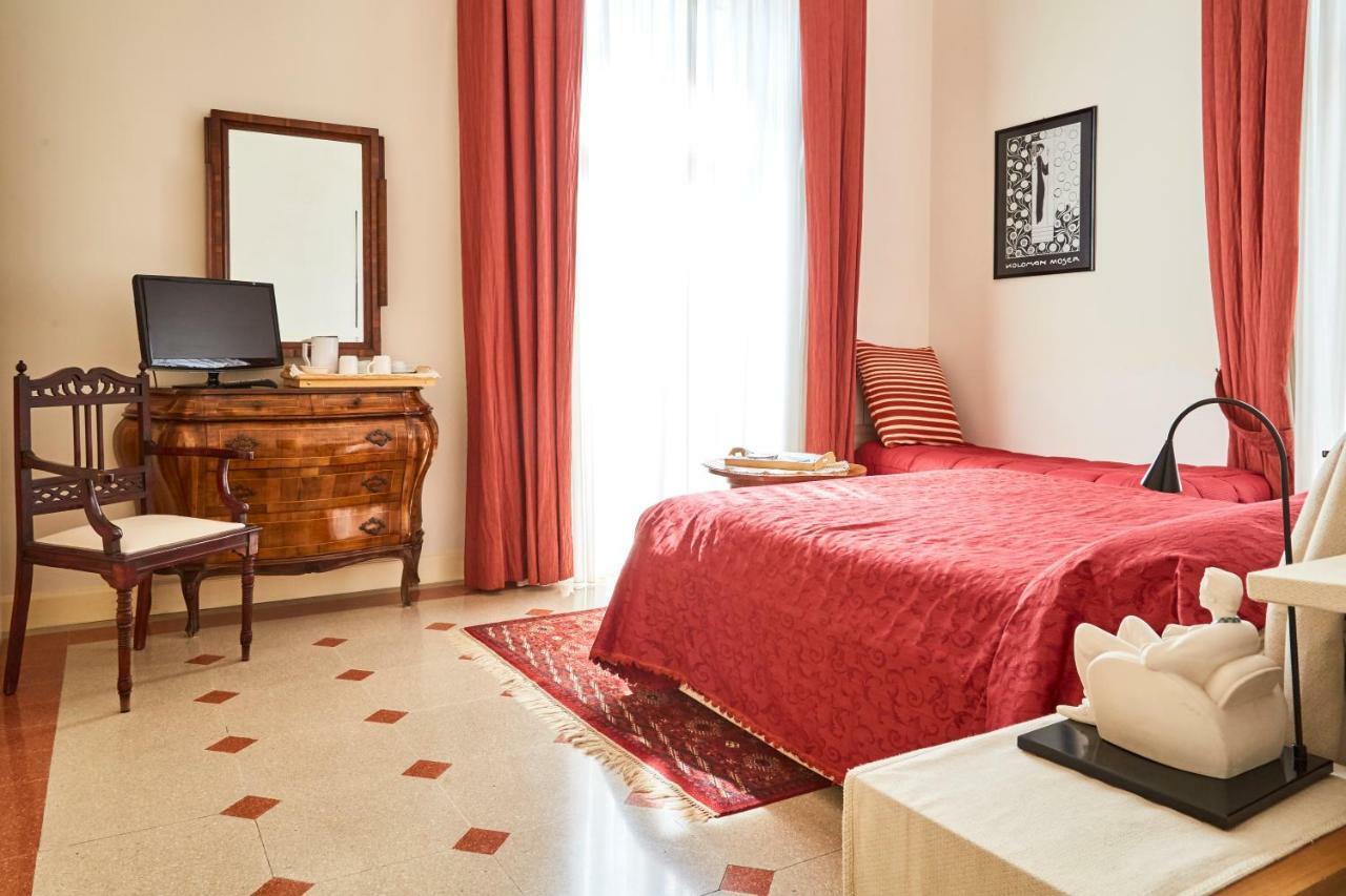 Suite Klimt P.zza Amedeo Napels Buitenkant foto