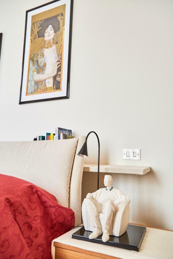 Suite Klimt P.zza Amedeo Napels Buitenkant foto