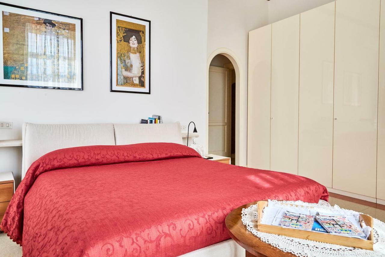 Suite Klimt P.zza Amedeo Napels Buitenkant foto